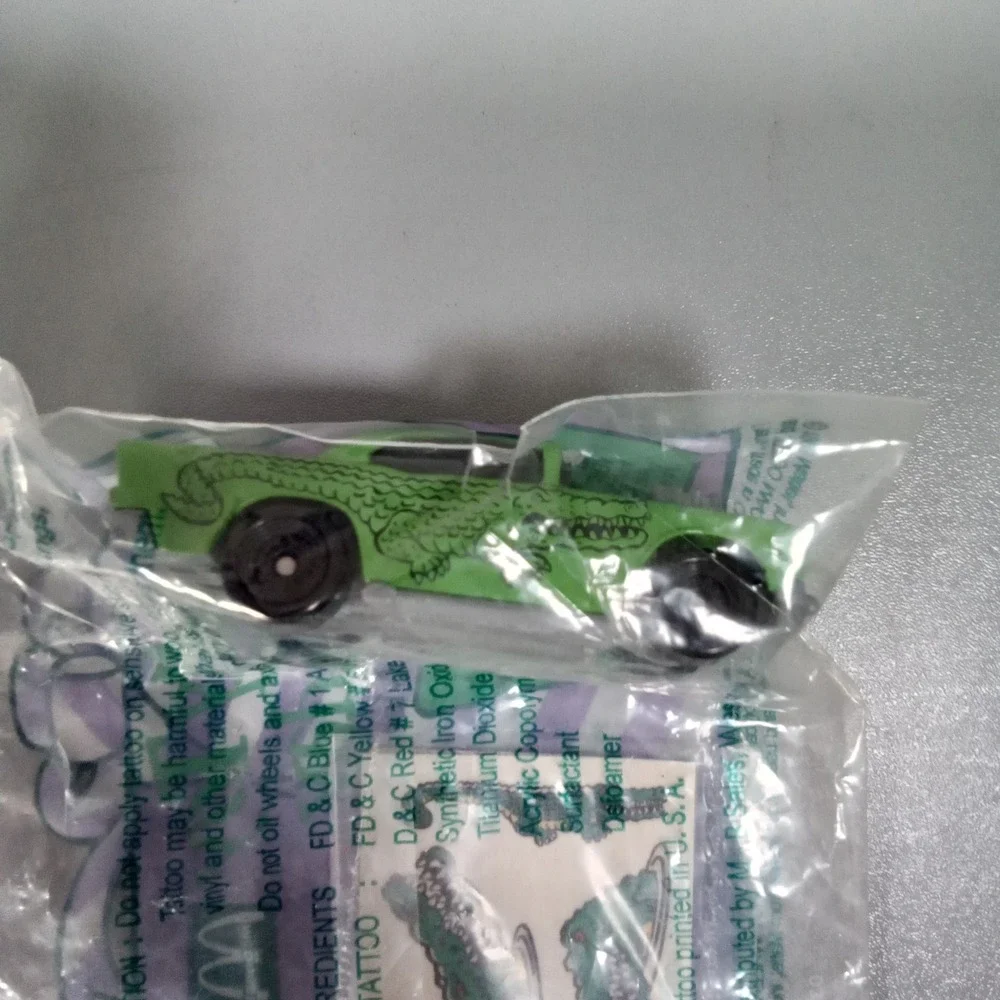Vintage 1993 McDonalds Hot Wheels Tattoo Machines Green Alligator Happy Meal Toy